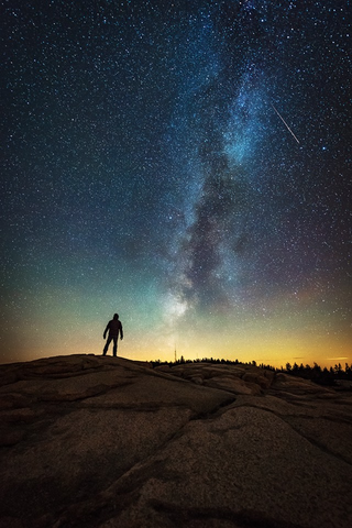 Illustration for article titled We're Marvelling At These Incredible Pictures Of The Night Skies